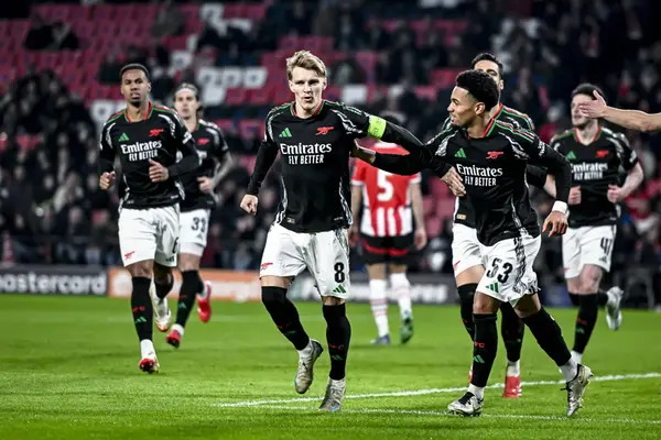 “Step By Step”, “What A Display!” – Arsenal Fans React After Out-Of-Sorts Midfielder Records ‘Superb’ Performance In PSV Win