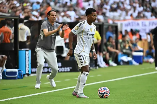 ‘Berta, Please Get Him!’ ‘Give Him £300K And Let’s Move’ Fans Urge Arsenal To Sign Forward After Hearing £70M Valuation
